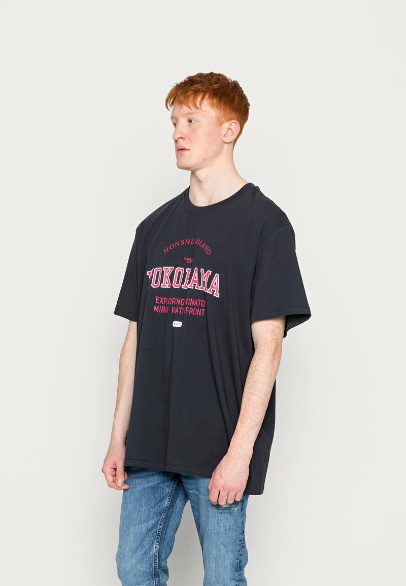 Only & Sons Herren ONSGLEN VARISTY TEE - T-Shirt Print - Dark Navy 1 Only & Sons Herren ONSGLEN VARISTY TEE - T-Shirt Print - Dark Navy