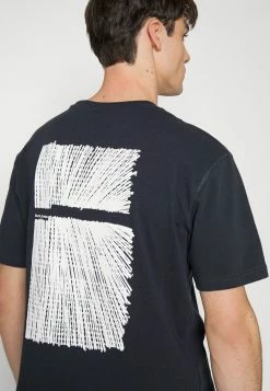 Only & Sons Herren ONSOSRIS LIFE REDACT TEE - T-Shirt Print - Dark Navy 10 Only & Sons Herren ONSOSRIS LIFE REDACT TEE - T-Shirt Print - Dark Navy -Only & Sons Geschäft 451c1a2c4f224d54a270a13bcc0a964a